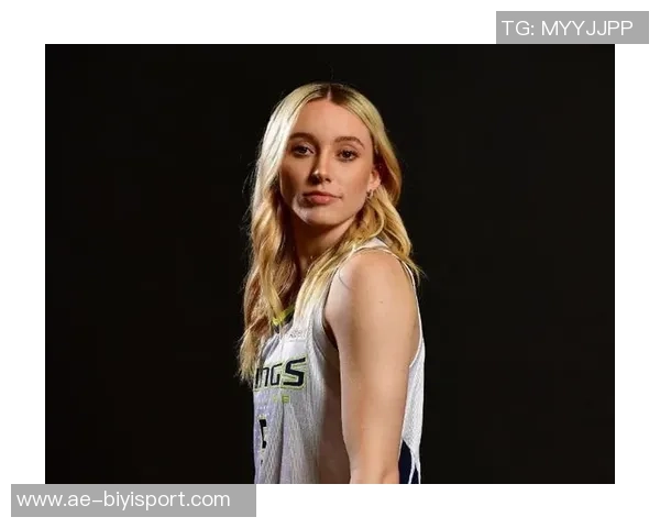 佩奇携女友与队友重返母校共同庆祝NCAA冠军戒指荣耀时刻