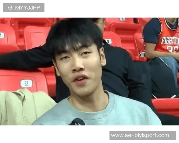 张博源分享明尼苏达大学访校定妆照展现新球衣风采引发关注 张博源分享明尼苏达大学访校定妆照展现新球衣风采引发关注